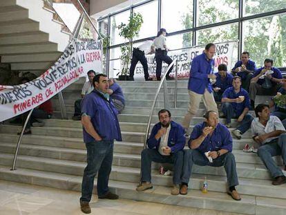 Ex mineros de Boliden, durante su encierro en la sede de la Consejería de Medio Ambiente en Sevilla.