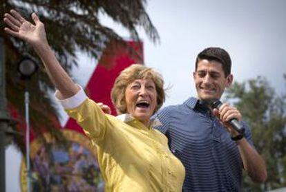 El candidato Ryan y su madre, Betty, en un mitin en Florida el sábado.