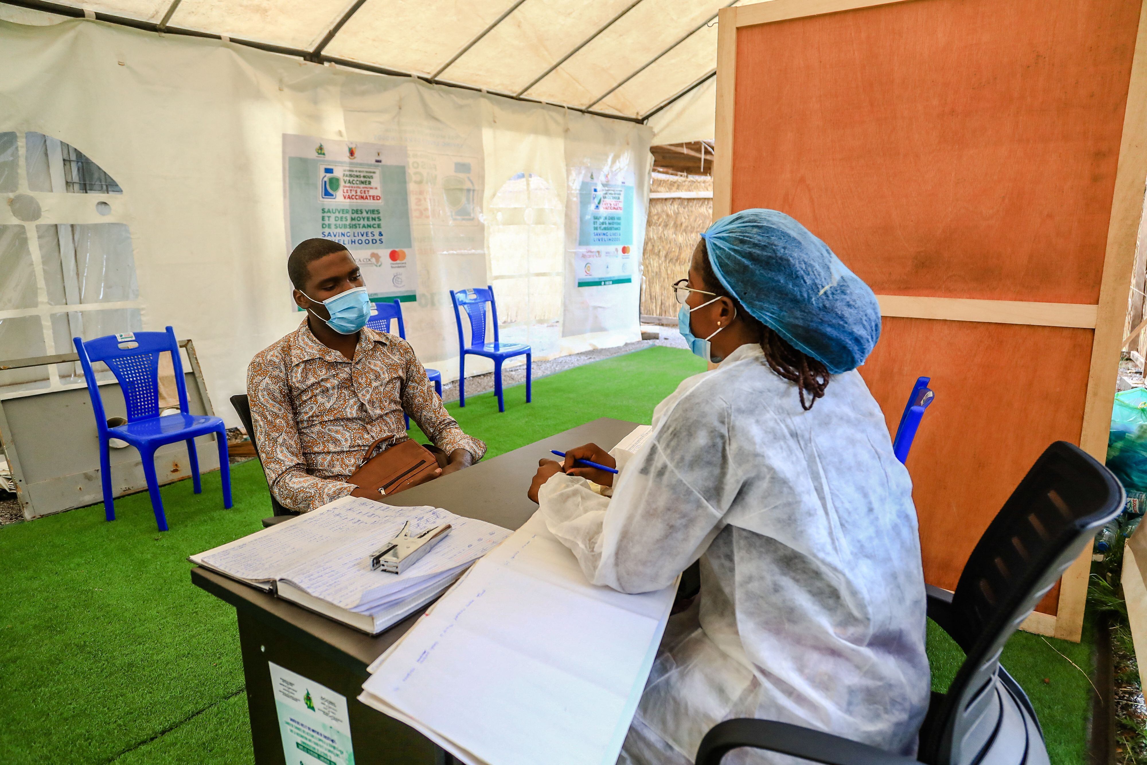 Centro de vacunación en Yaundé, la capital de Camerún, este miércoles.