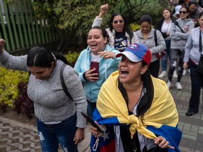 Venezolanos hacen fila para votar durante la jornada de elecciones primarias para escoger el candidato de la oposición en Venezuela que se va a enfrentar en las presidenciales a Nicolás Maduro, en Corferias, Bogotá, el 22 de Octubre del 2023.