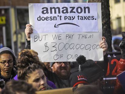 Un grupo de manifestantes protestan contra el proyecto de Amazon en Nueva York.