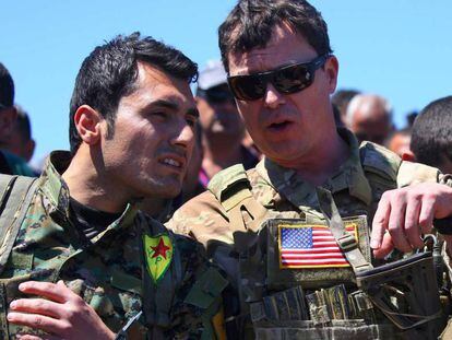 Un oficial militar estadounidense conversa con otro de la milicia kurda YPG tras un bombardeo turco en la poblaci&oacute;n siria de Al Malikiyah el pasado abril.