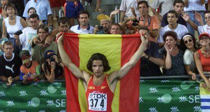 Yago Lamela, tras proclamarase subcampeón mundial de salto de longitud en Sevilla en 1999.