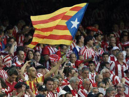 Una estelada oneja al Camp Nou.