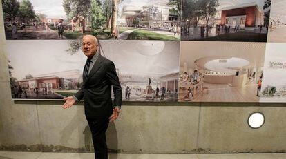 Foster, durante la presentación de su proyecto en Bilbao, en 2019, ante varias imágenes de su propuesta.