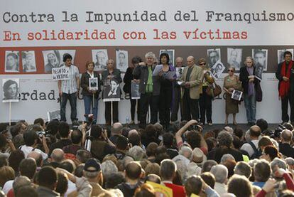 El director Pedro Almodóvar lee el manifesto del acto de apoyo al juez Garzón en la Puerta del Sol