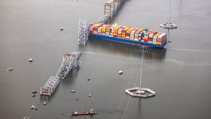 Vista del puente Francis Scott Key derrumbado por el impacto del carguero 'Dali' contra uno de sus pilares en Baltimore (Maryland, Estados Unidos).