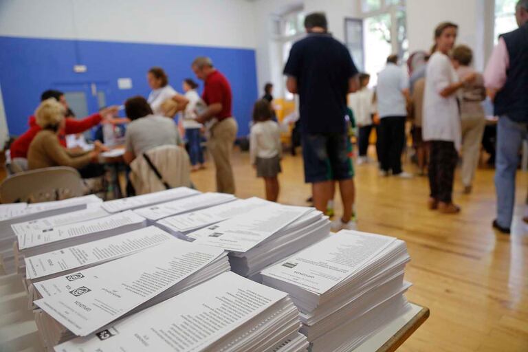 Votaciones en un colegio electoral en San Sebastián.