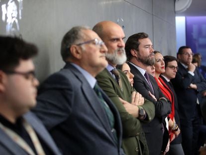 Diputados de Vox, en la sala de prensa del Congreso, escuchando a Santiago Abascal, el pasado 27 de febrero.