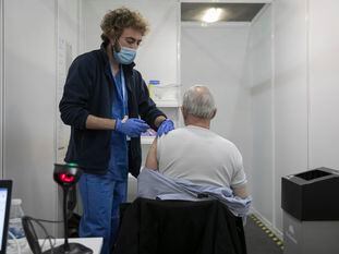 Vacunación masiva contra el coronavirus con la vacuna AstraZeneca en el recinto de la Fira de Barcelona.