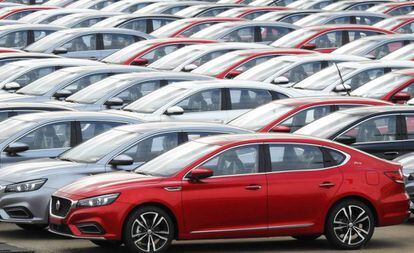 Una flota de coches de fabricación china, listos para embarcar en el puerto de Lianyungang, este lunes.