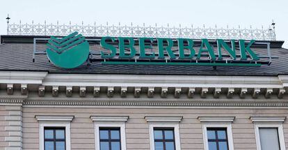 Logotipo del banco ruso Sberbank en Viena (Austria). 