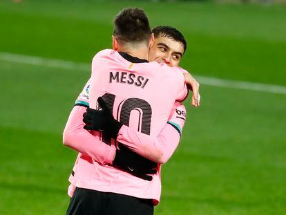 Pedri y Messi festejan uno de los goles al Valladolid.