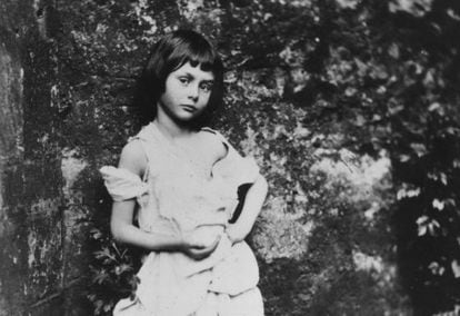 Alice Liddell frente a la cámara de Lewis Carroll