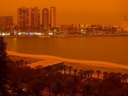Vista de la Farola y el puerto de Málaga, que este jueves se ha visto cubierto por el efecto de la calima.