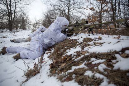 Ukrainian soldiers carried out military maneuvers in the Donetsk region on Monday.