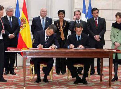 Rodríguez Zapatero (izquierda) y Sarkozy firman los acuerdos alcanzados en la cumbre hispano-francesa el 10 enero pasado en París