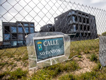 Un cartel protestando contra un proyecto de cantón en una parcela junto a la calle Sinfonía, en el barrio de Cuatro Vientos, oeste de Madrid.