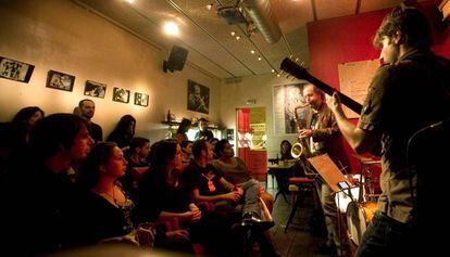 Una actuaci&oacute;n musical en el bar Heliog&agrave;bal de Gr&agrave;cia. 