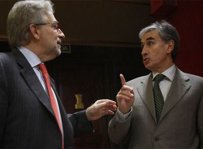 Josep Sánchez Llibre (CiU) y el socialista Ramón Jáuregui hablan en el Congreso.