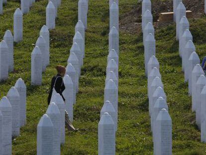 Bosnios visitando las tumbas de Srebrenica.