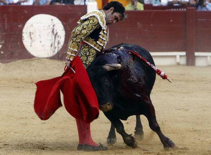 José Tomás da un pase a su segundo toro, al que cortó dos orejas.