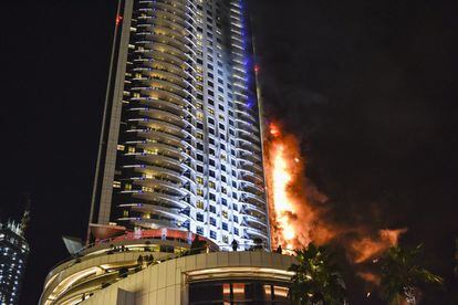 La explicación de por qué un incendio tan aparatoso no ha causado víctimas podría estar en que el fuego se orginió en la parte externa del edificio