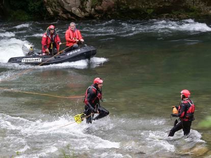 Agentes de la unidad acuática y canina de la Ertzaintza rastrean el río Bidasoa durante la búsqueda de un migrante desaparecido, este miércoles.