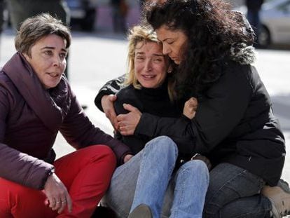 Isabel Monr&oacute;s, la madre de los tres ni&ntilde;os, es consolada por la marcha de sus hijos para ser entregados a su padre.