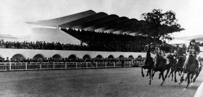 Hip&oacute;dromo de la Zarzuela, en Madrid, un trabajo de Arniches y Dom&iacute;nguez, firmado tambi&eacute;n por el ingeniero Eduardo Torroja. 