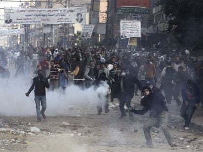 Manifestantes islamistas lanzan piedras y otros objetos contra los polic&iacute;as antidisturbios durante enfrentamientos en El Cairo (Egipto).