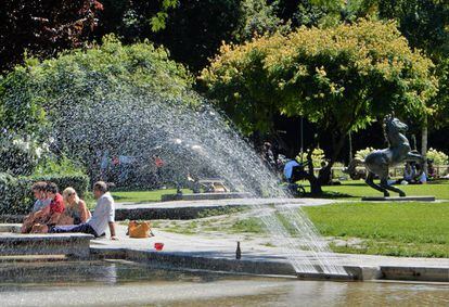 Langstrasse tiene dos grandes parques, pero en verano se disfruta más en el de Bäckeranlage, que tiene piscina infantil y restaurante con terraza abierto hasta medianoche.