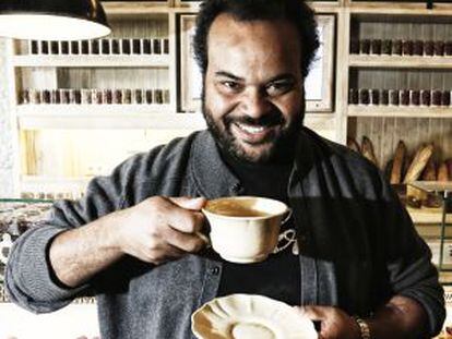 El m&uacute;sico posa con un taz&oacute;n de caf&eacute; en la pasteler&iacute;a Mam&aacute; Framboise, donde le gusta arrancar el d&iacute;a.