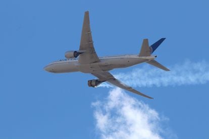Una imagen del fallo del Boeing 777-200 que despegó del aeropuerto internacional de Denver, este sábado.