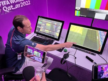 El responsable de tecnología de la FIFA, Sebastian Runge, muestra el funcionamiento de una sala VAR.