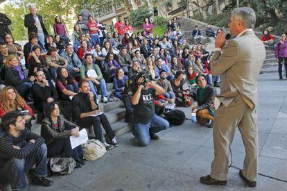 Clase de literatura italiana en La Castellana en protesta por los recortes.