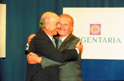 Emilio Ybarra y Francisco González tras la fusión de BBV y Argentaria en 1999