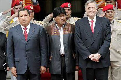 Hugo Chávez, Evo Morales y Néstor Kirchner, durante la reunión de Mercosur en Caracas, en julio.