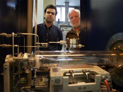 Ignacio Rey-Stolle (izquierda) y Antonio Luque, con un reactor para hacer células solares.