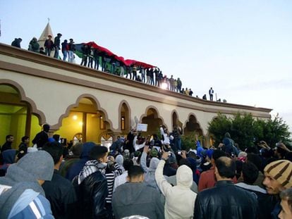 Un grupo de manifestantes ondean una bandera libia en el puerto de Tobruk, al este del país, el pasado 20 de febrero.