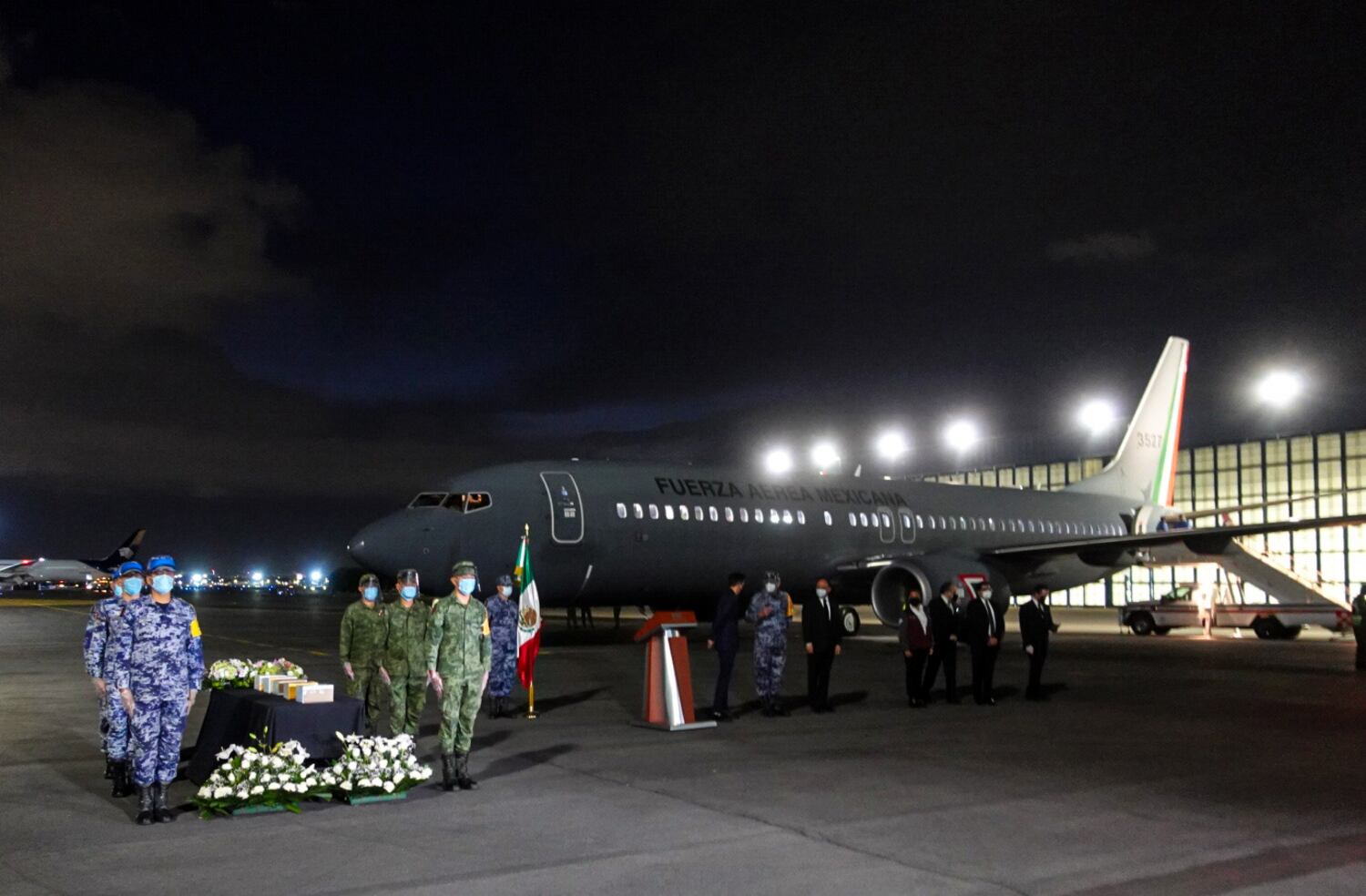 El vuelo del 737 de la Fuerza Aérea mexicana en el aeropuerto de la Ciudad de México.