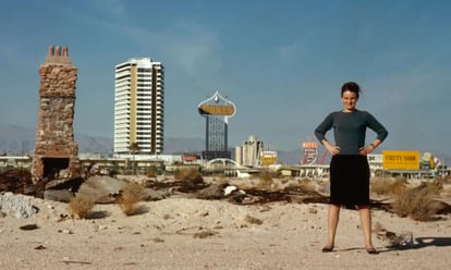 Denise Scott Brown fotografiada por Robert Venturi en Las Vegas en 1966.
