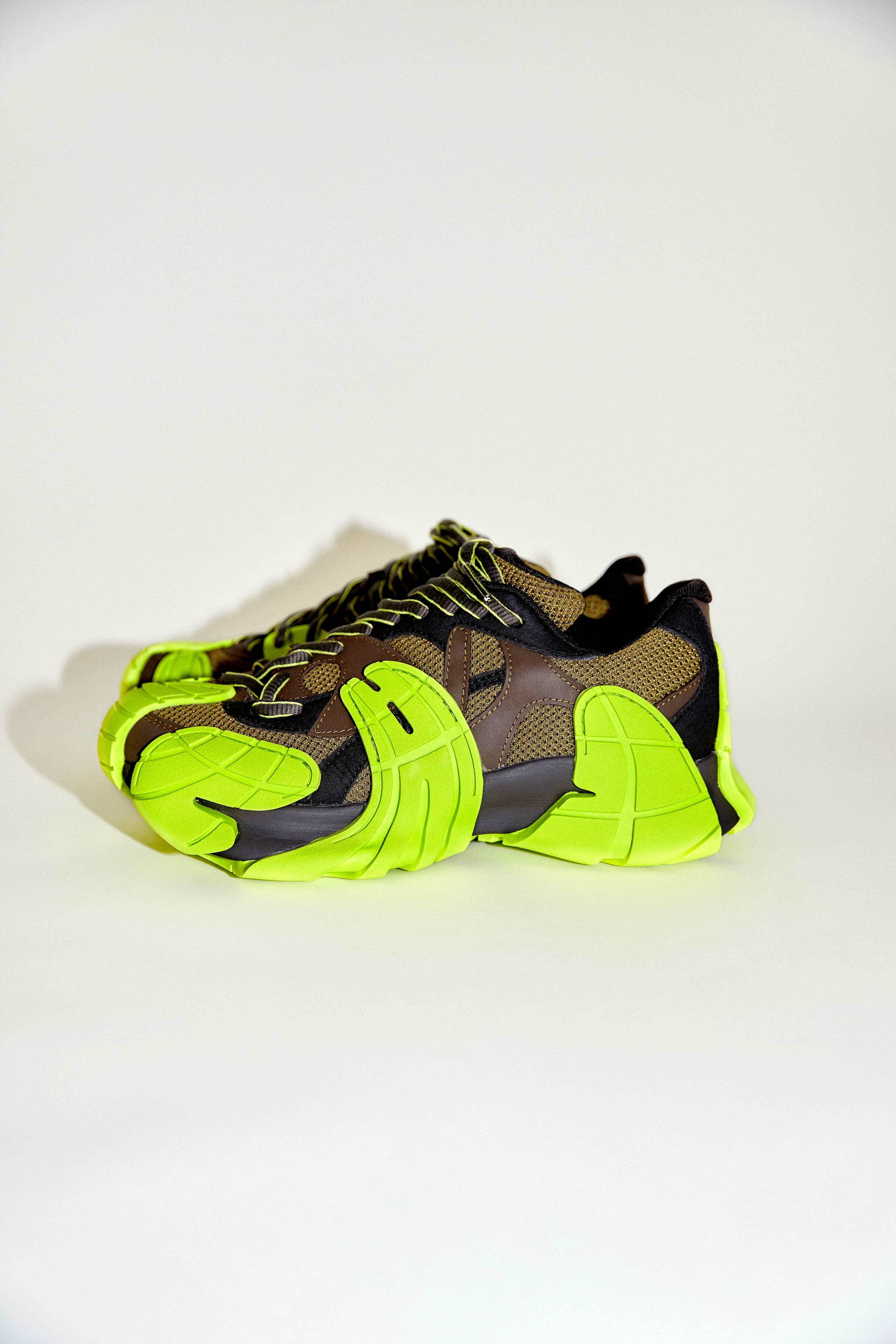 Modelo Tormenta, las zapatillas sostenibles de Camperlab formadas por un calcetín interno y paneles reciclables, moldeados por inyección.