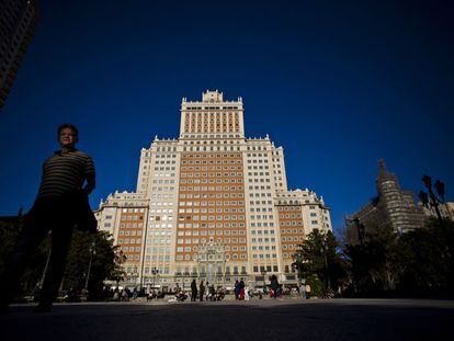 El Edificio España visto desde la plaza homónima.