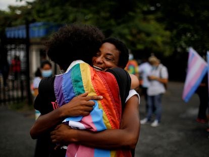 Activistas y miembros de la comunidad LGBTI se manifiestan con motivo del Día Internacional contra la Homofobia, la Transfobia y la Bifobia en El Salvador.
