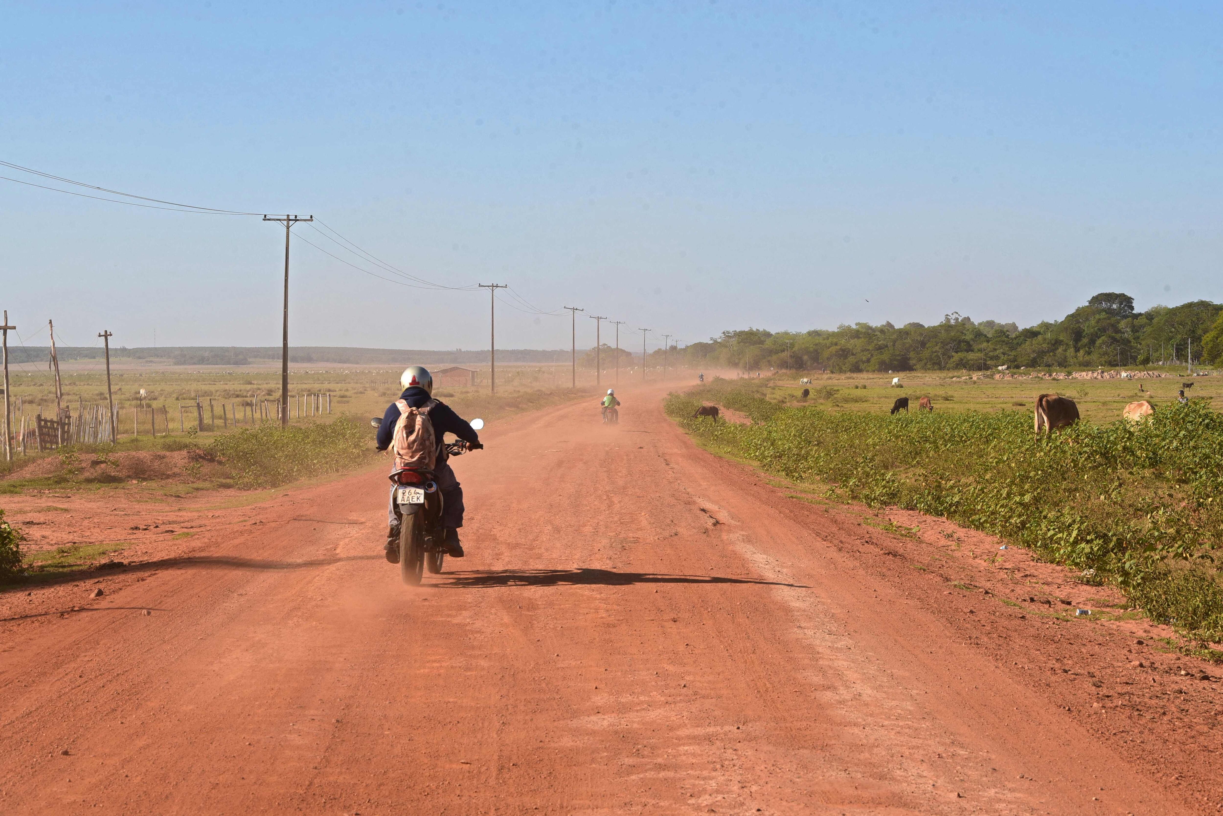 Una motocicleta recorre la carretera que conduce a la comunidad El Paraíso Verde.