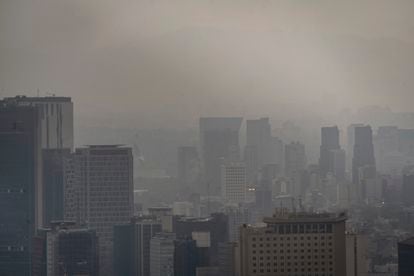 Contaminación atmosférica en Ciudad de México, en una imagen tomada desde la Torre Latinoamericana el 4 de mayo.