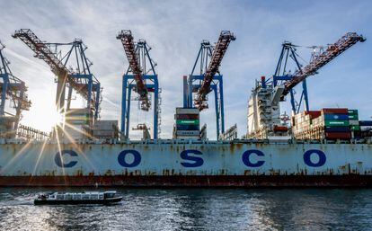 El buque portacontenedores COSCO Pride de la corporación china Cosco, en el puerto de Hamburgo, el pasado el 26 de octubre.