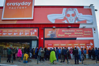 Crazy Day Factory, el outlet que salda productos de  a 1€, abre  tiendas en Vallecas y Sevilla