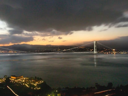 Recreación del puente de 3,3 kilómetros sobre el estrecho de Messina, entre la península itálica y Sicilia.